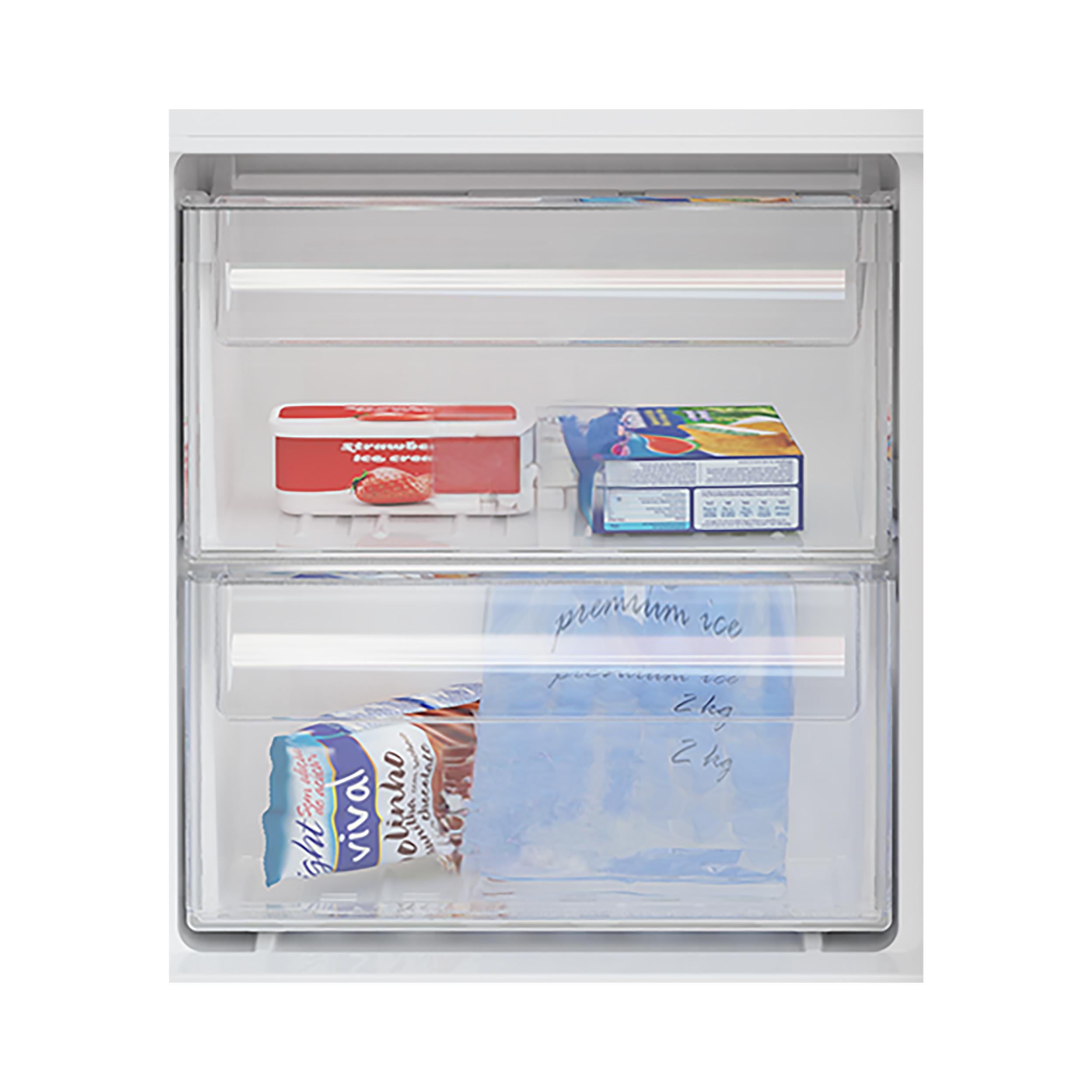 Zwei Gefrierschubladen mit Lebensmitteln. Eiscreme und Kühlpacks. Weißer Hintergrund.