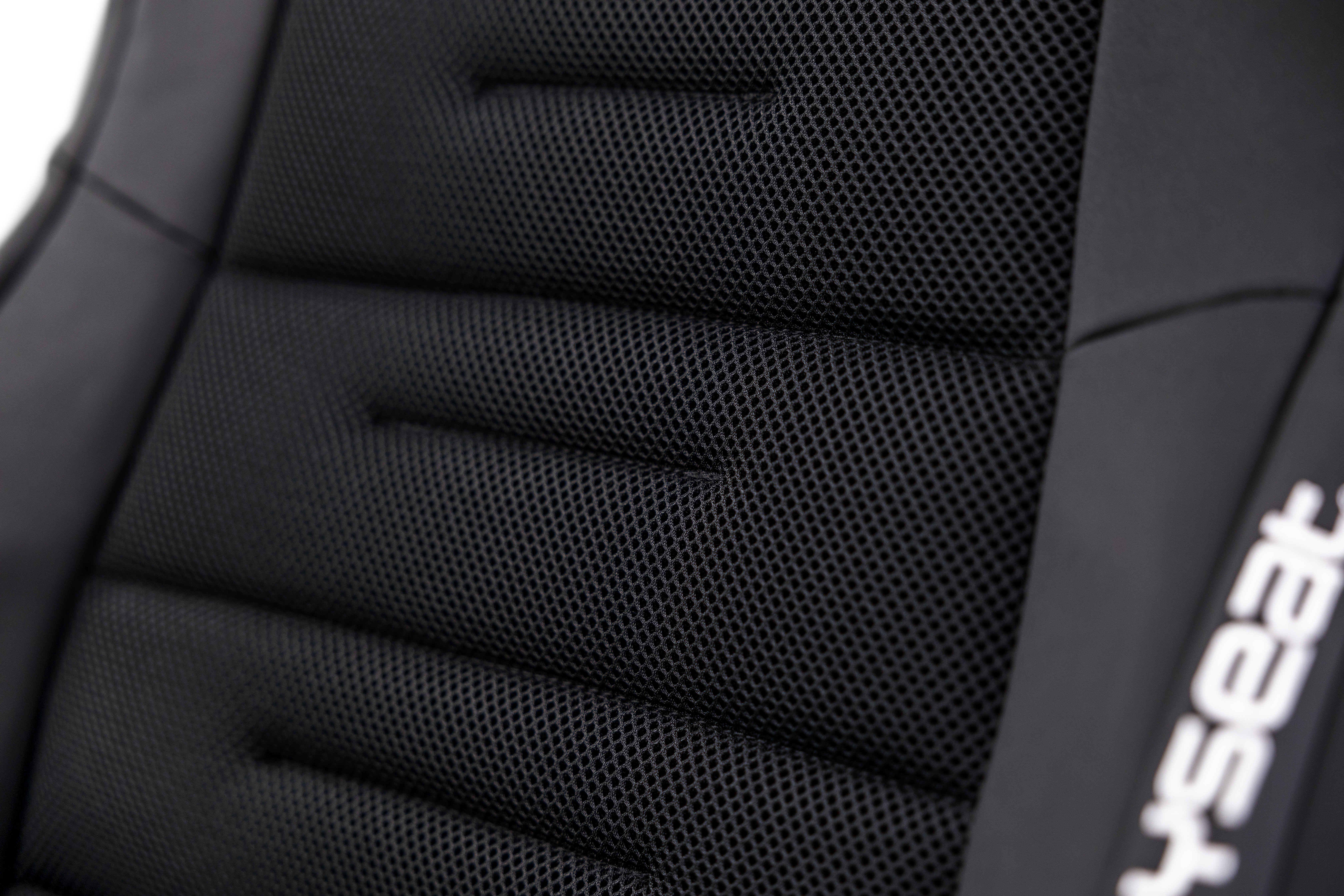Gros plan sur un tissu en maille noire avec des coutures horizontales.