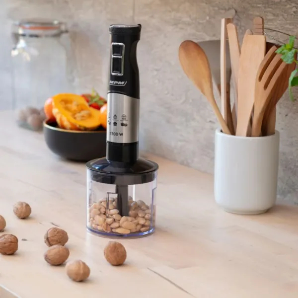 Blender ręczny ze słoikiem fasoli na drewnianej powierzchni.