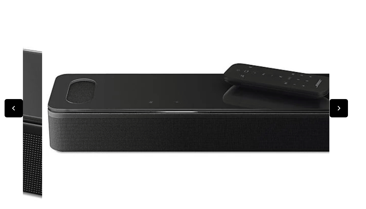 Schwarze Soundbar mit Fernbedienung oben. Die Soundbar hat eine Mesh-Front.