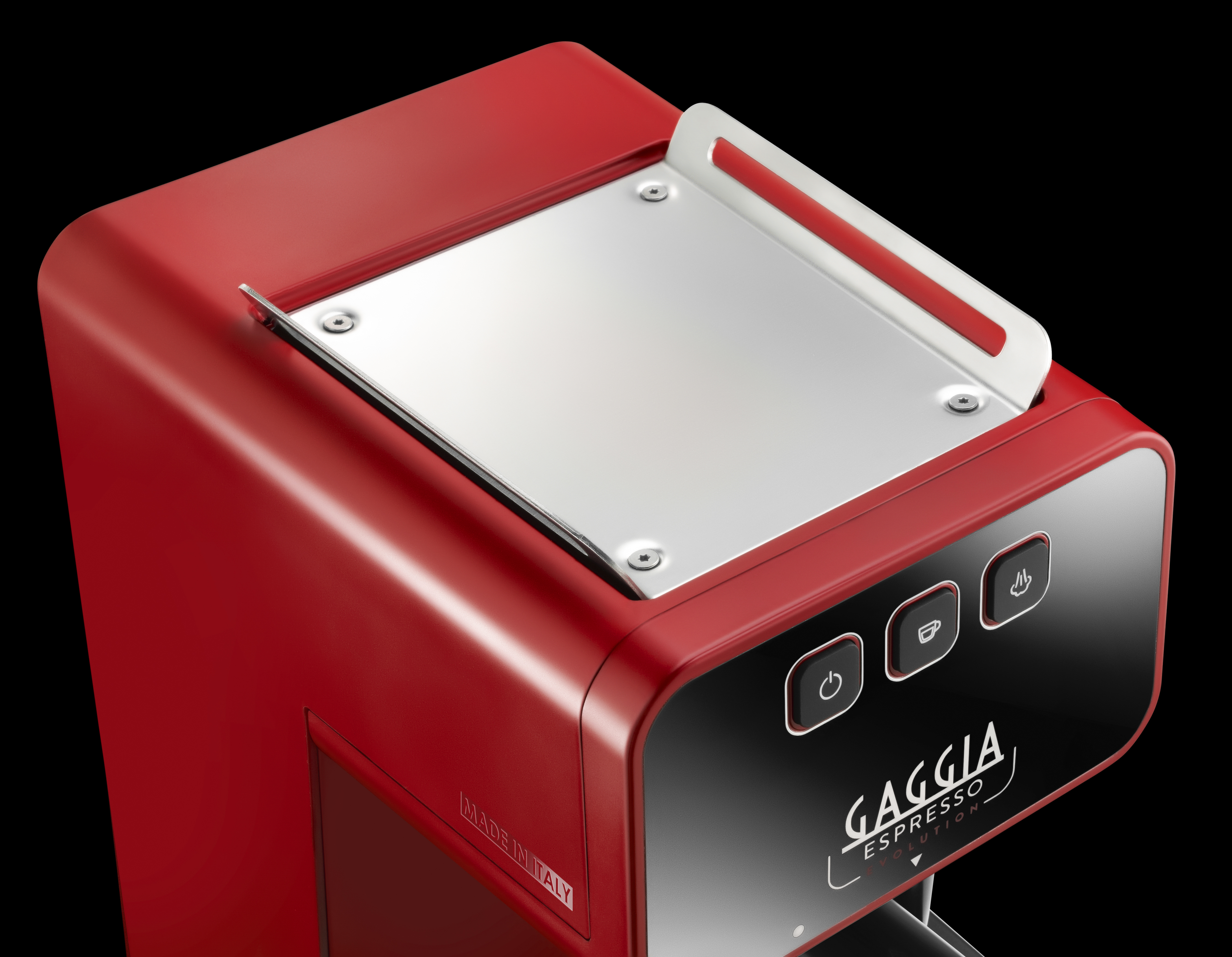 Eine rote Gaggia Espressomaschine mit silbernem Deckel. Auf schwarzem Hintergrund.