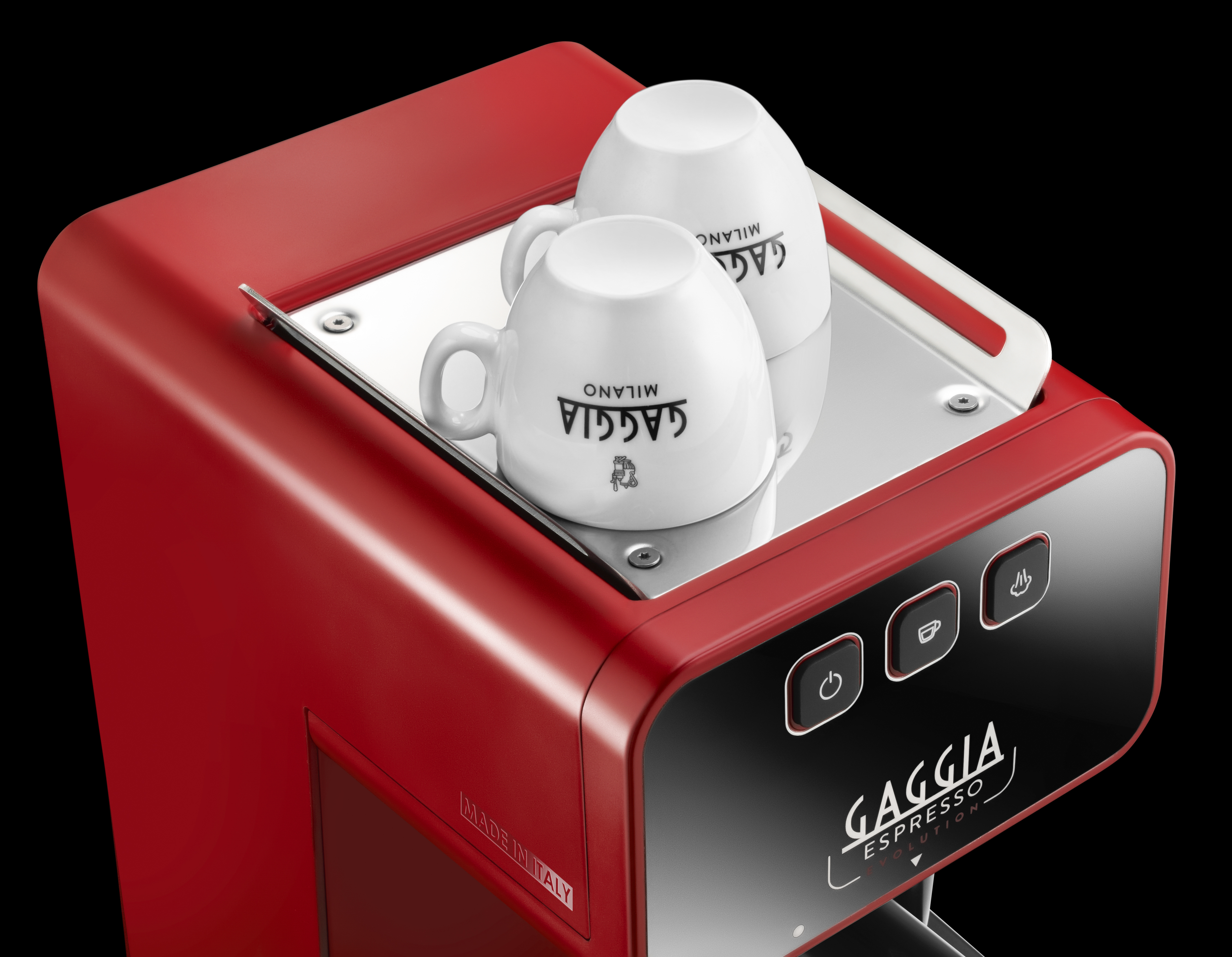 Rote Gaggia Espressomaschine mit zwei Tassen oben, schwarzer Hintergrund.