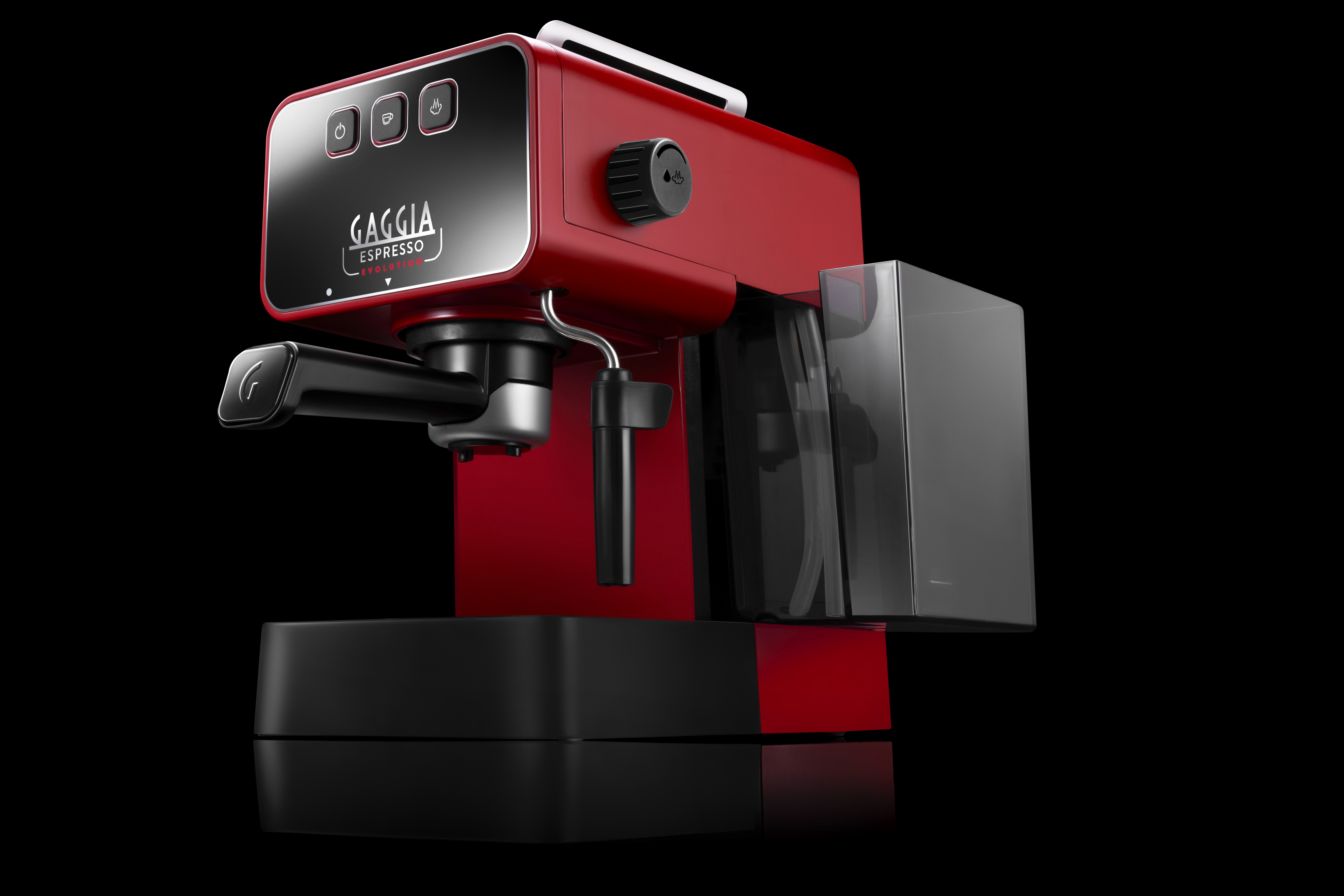Rote Gaggia Espressomaschine mit schwarzem Sockel und Wassertank. Schwarzer Hintergrund.