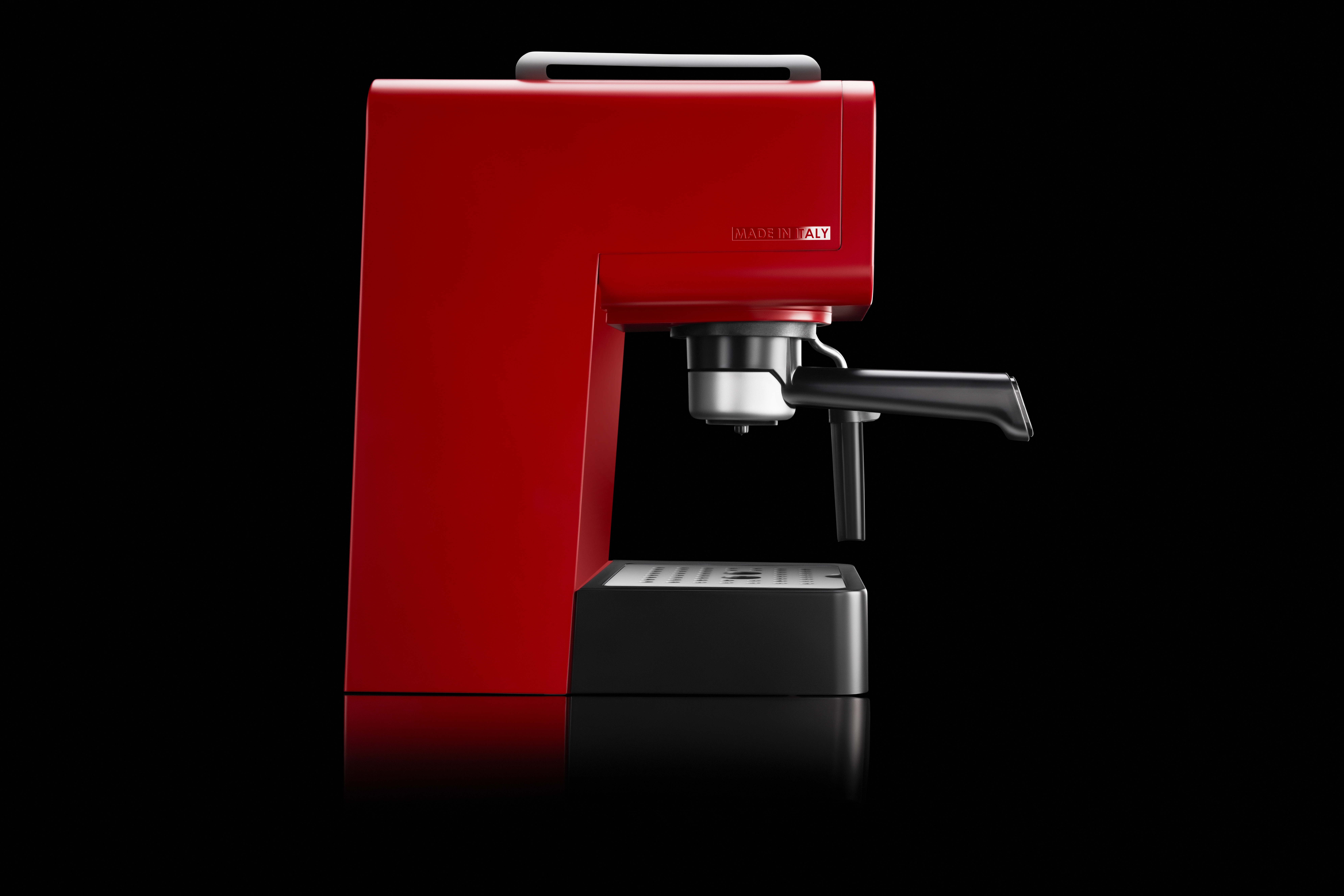 Eine rote Espressomaschine mit schwarzen Details vor schwarzem Hintergrund.