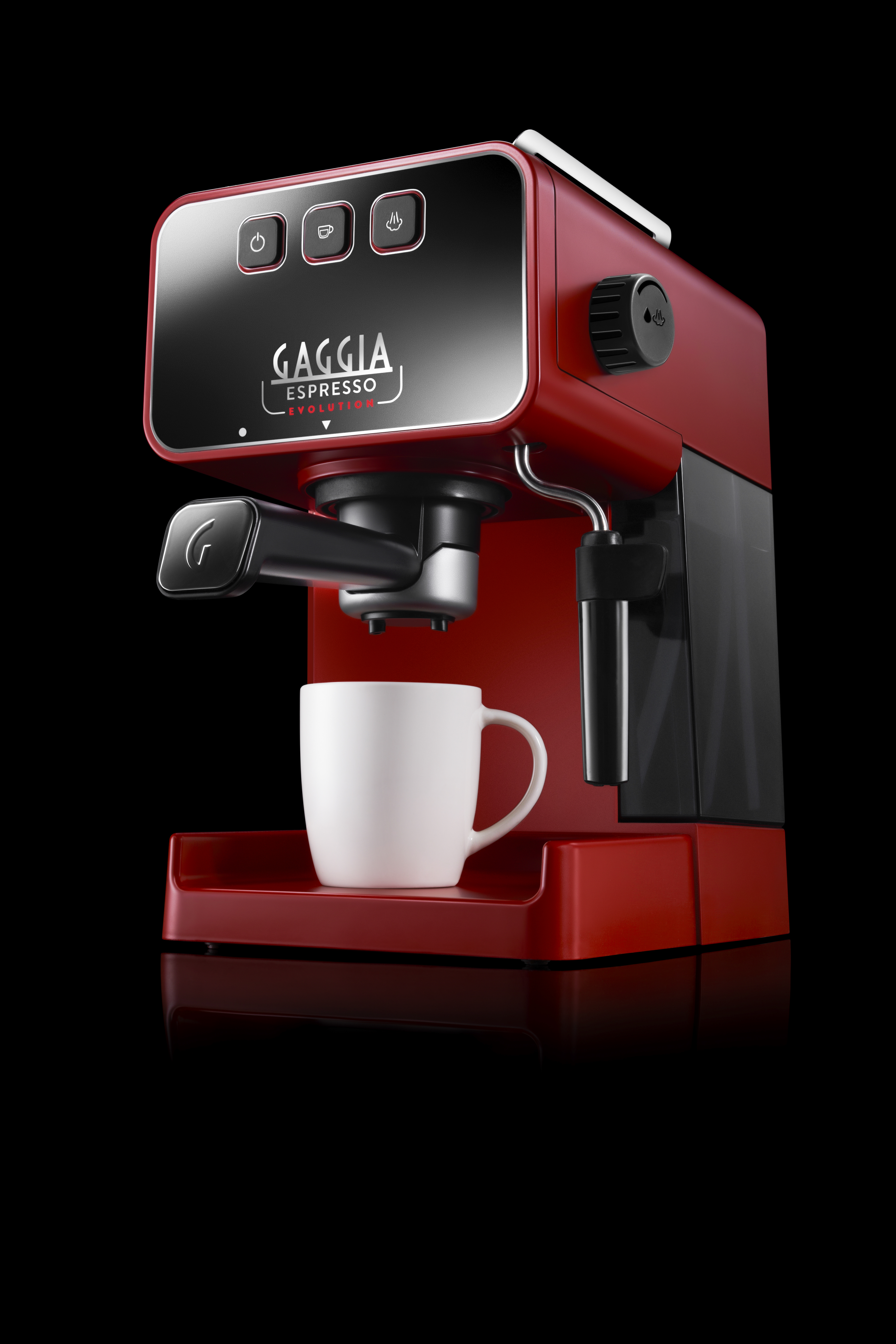 Rote Gaggia Espressomaschine mit Tasse auf schwarzem Hintergrund.