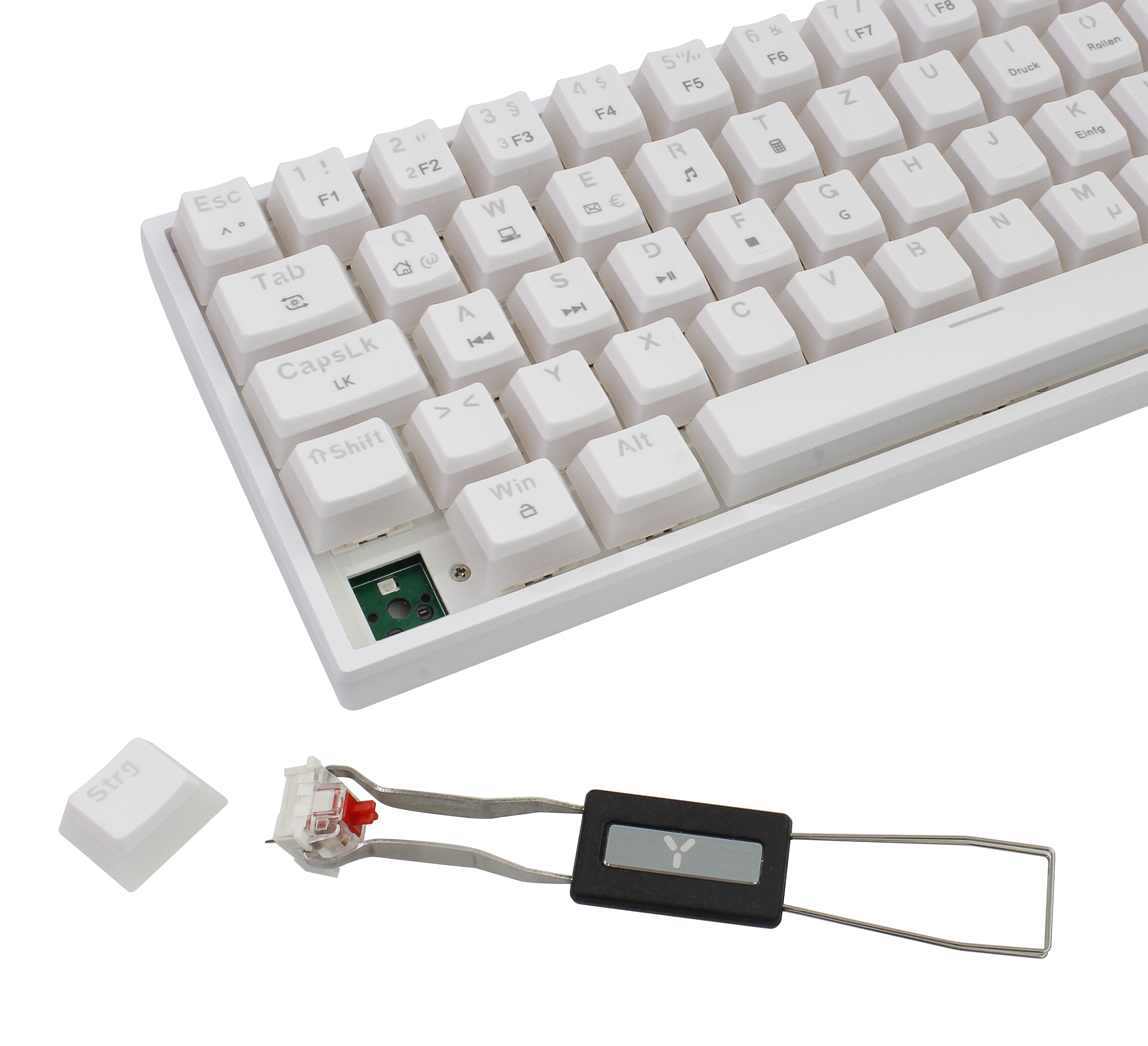 Weiße mechanische Tastatur mit einem Keycap-Abzieher und einer einzelnen entfernten Tastenkappe.