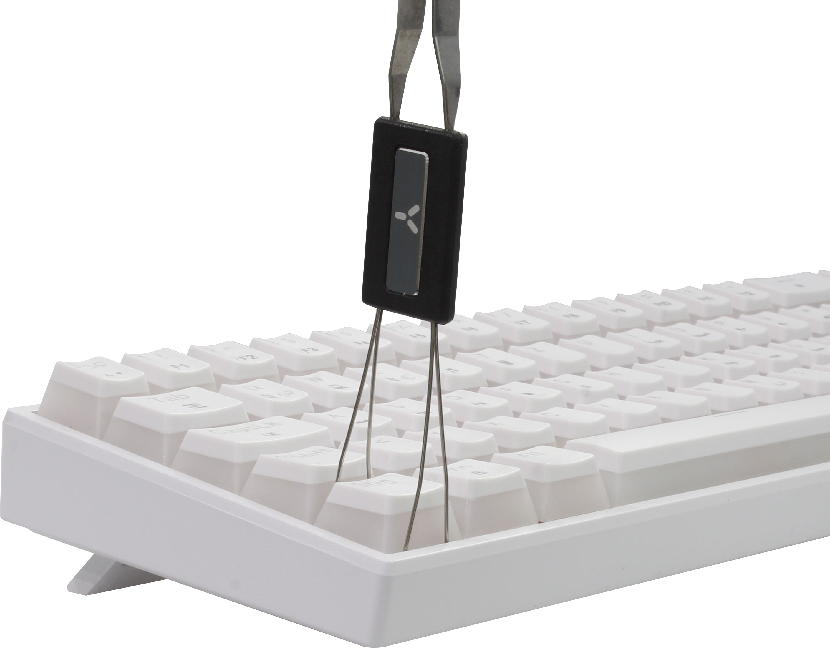 Pinzette hält eine Tastenkappe über einer weißen Tastatur.