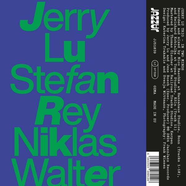 Grüner Text auf blauem Hintergrund: Jerry Lu Trio, Stefan Rey, Niklas Walter.