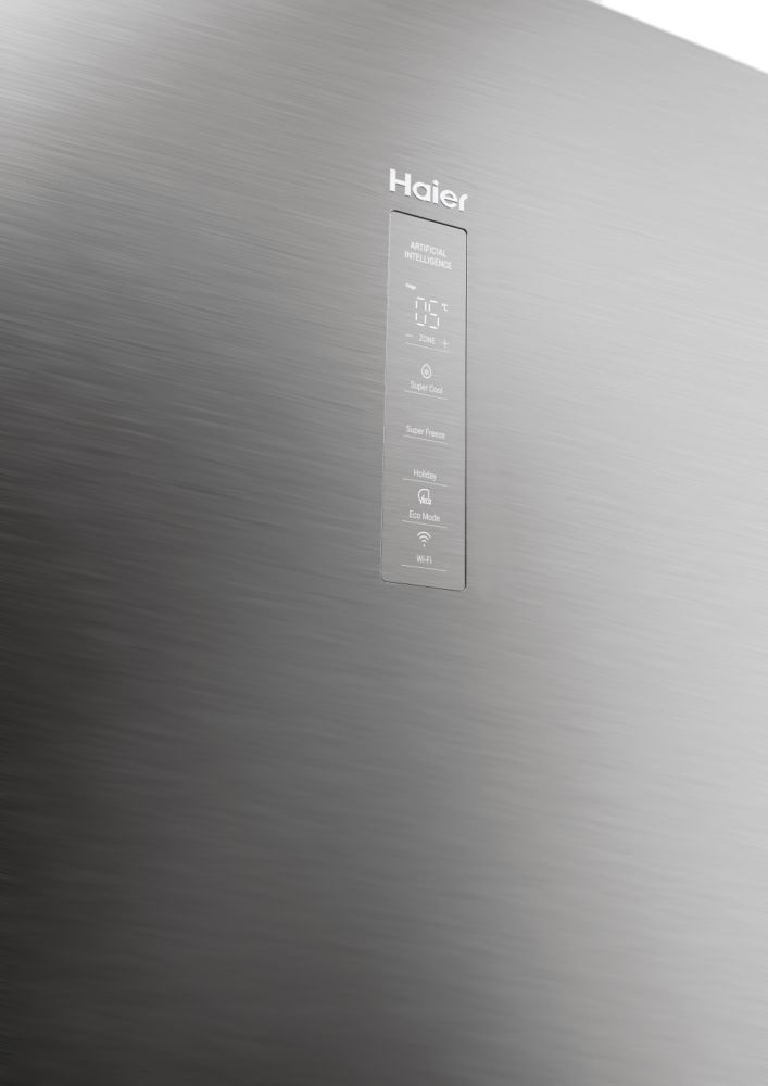 Srebrne drzwi lodówki z logo Haier i panelem sterowania z wyświetlaczem i przyciskami.