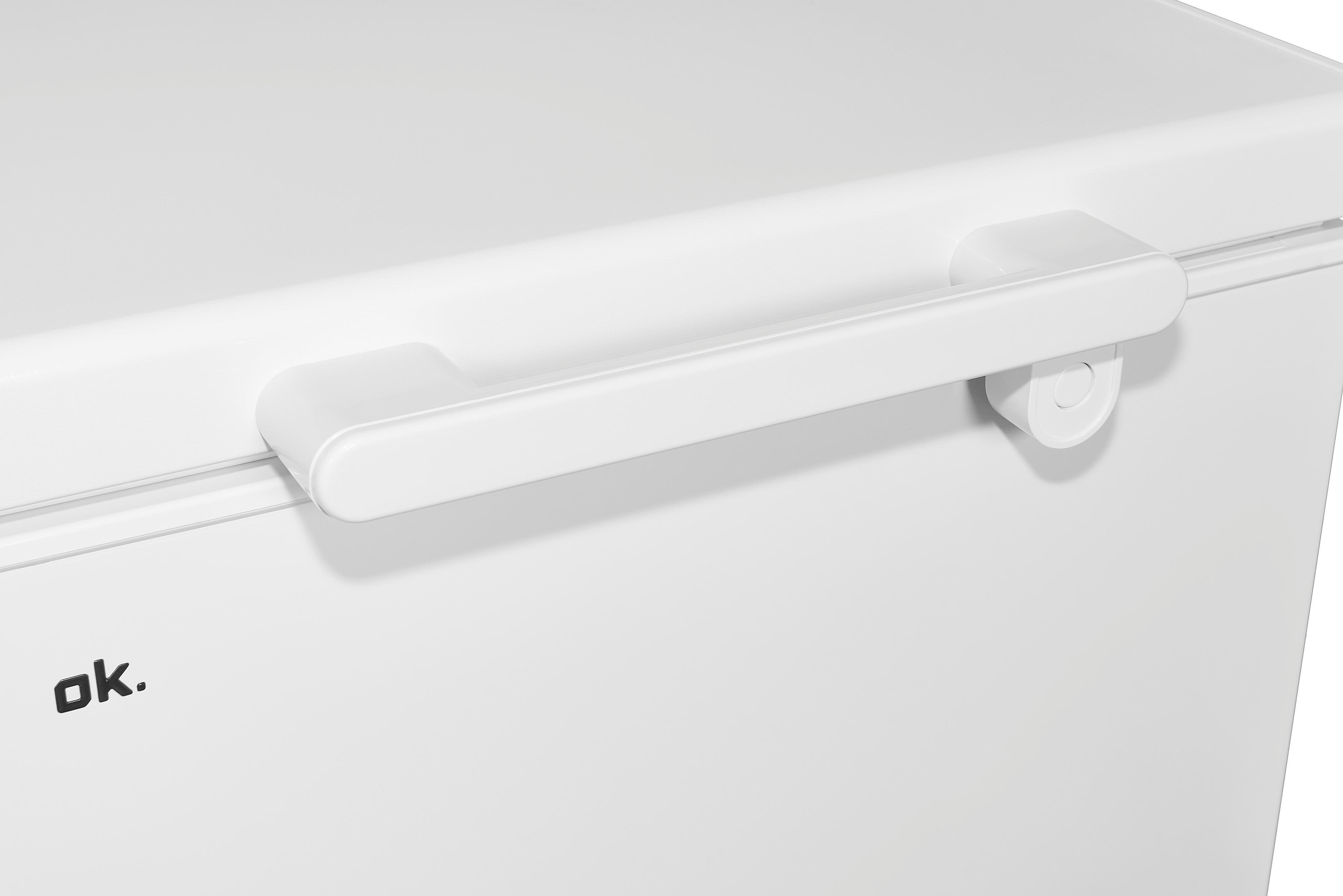 Weißer Gefrierschrank mit weißem Griff und dem Markennamen 'ok.' auf der Seite.