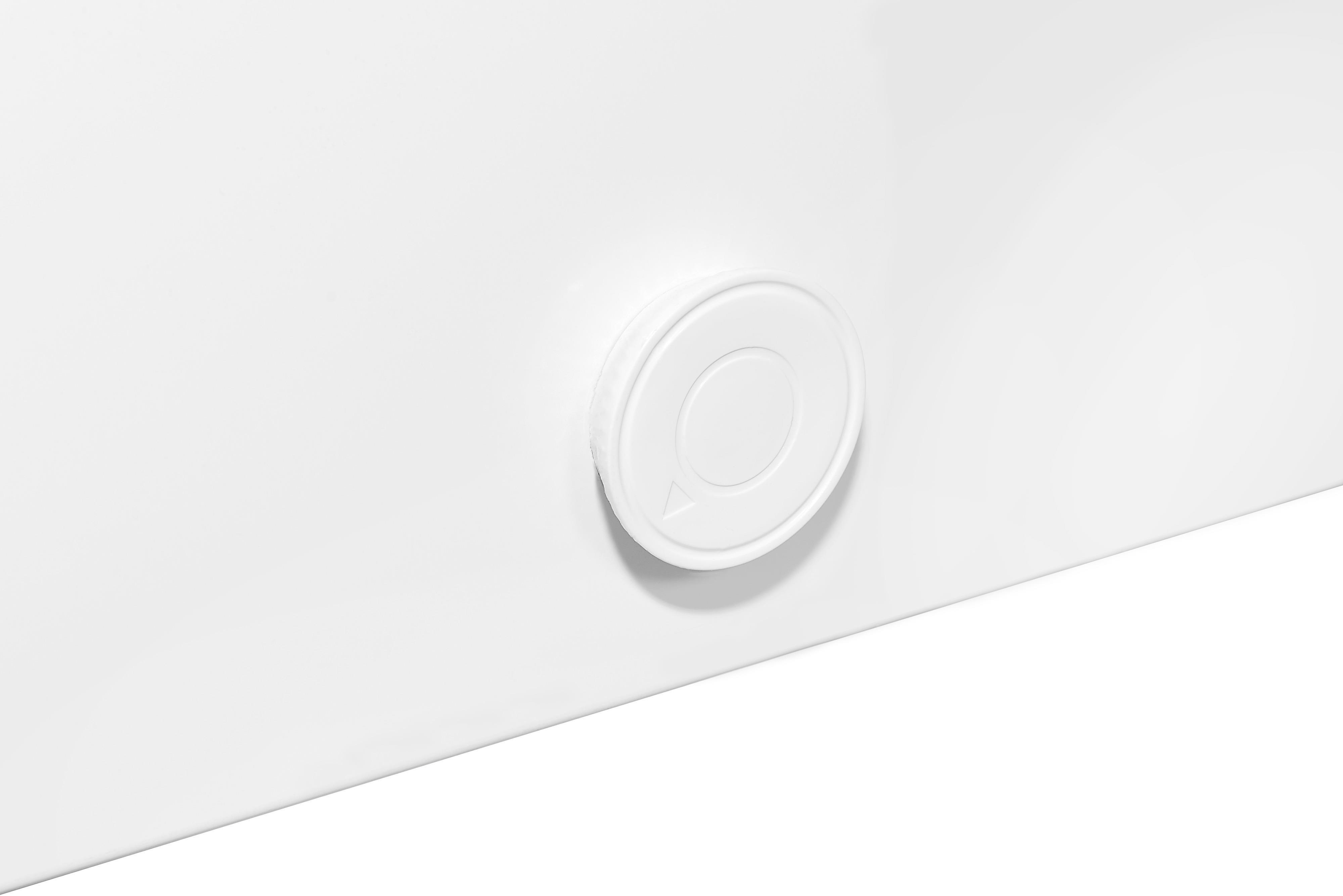 Eine weiße Gefriertruhe mit rundem weißem Deckel, Nahaufnahme. Der Deckel hat einen Kreis mit einem kleineren Kreis darin.