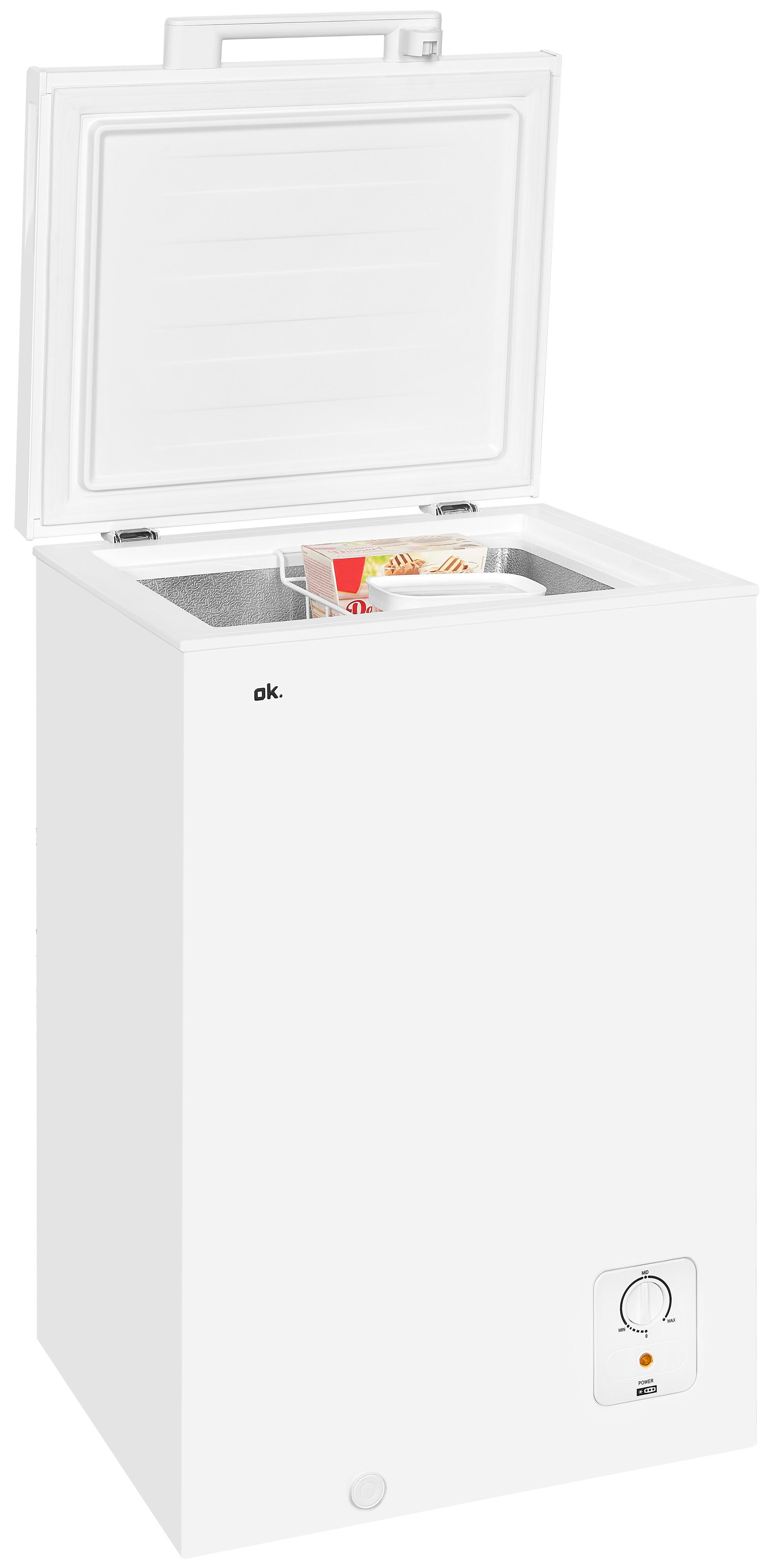 Weiße Truhen-Gefriertruhe mit offener Tür. Im Inneren befinden sich Lebensmittelpackungen.