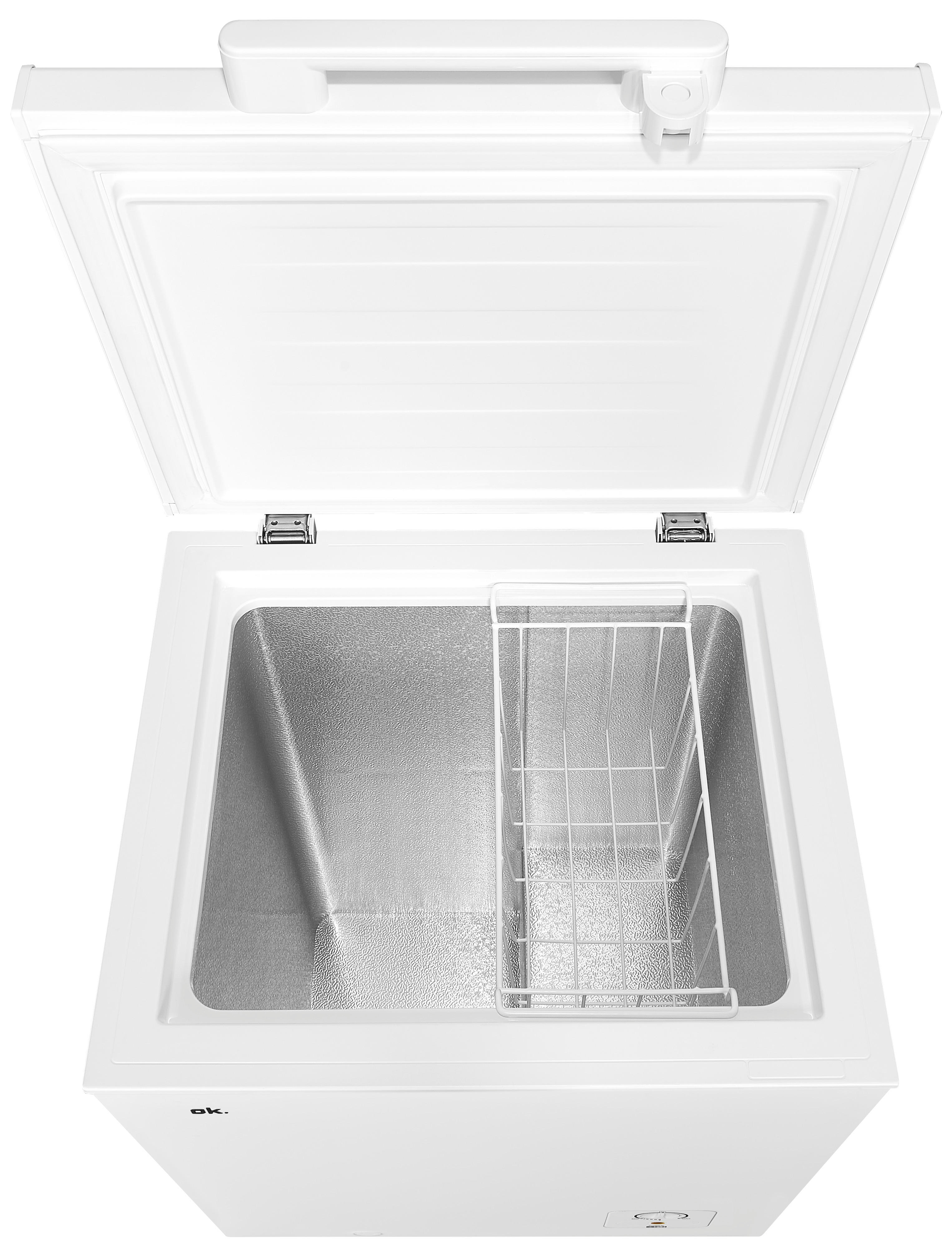 Weiße Truhen-Gefriertruhe, geöffnet, mit Drahtgestell und weißem Innenraum.