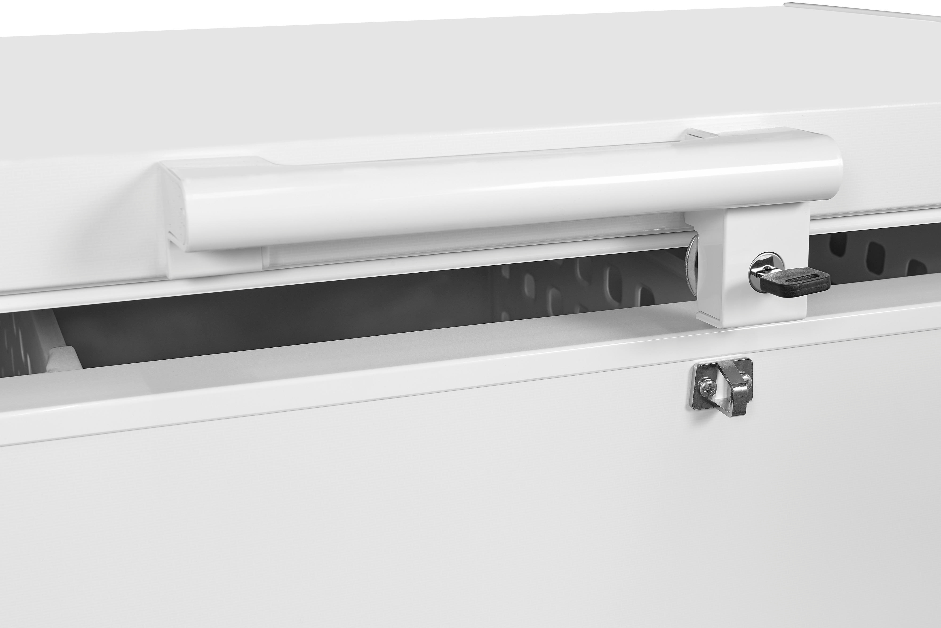 Weißer Gefrierschrank mit Griff, Schloss und Schlüssel, teilweise geöffnet, um das Innere zu zeigen.