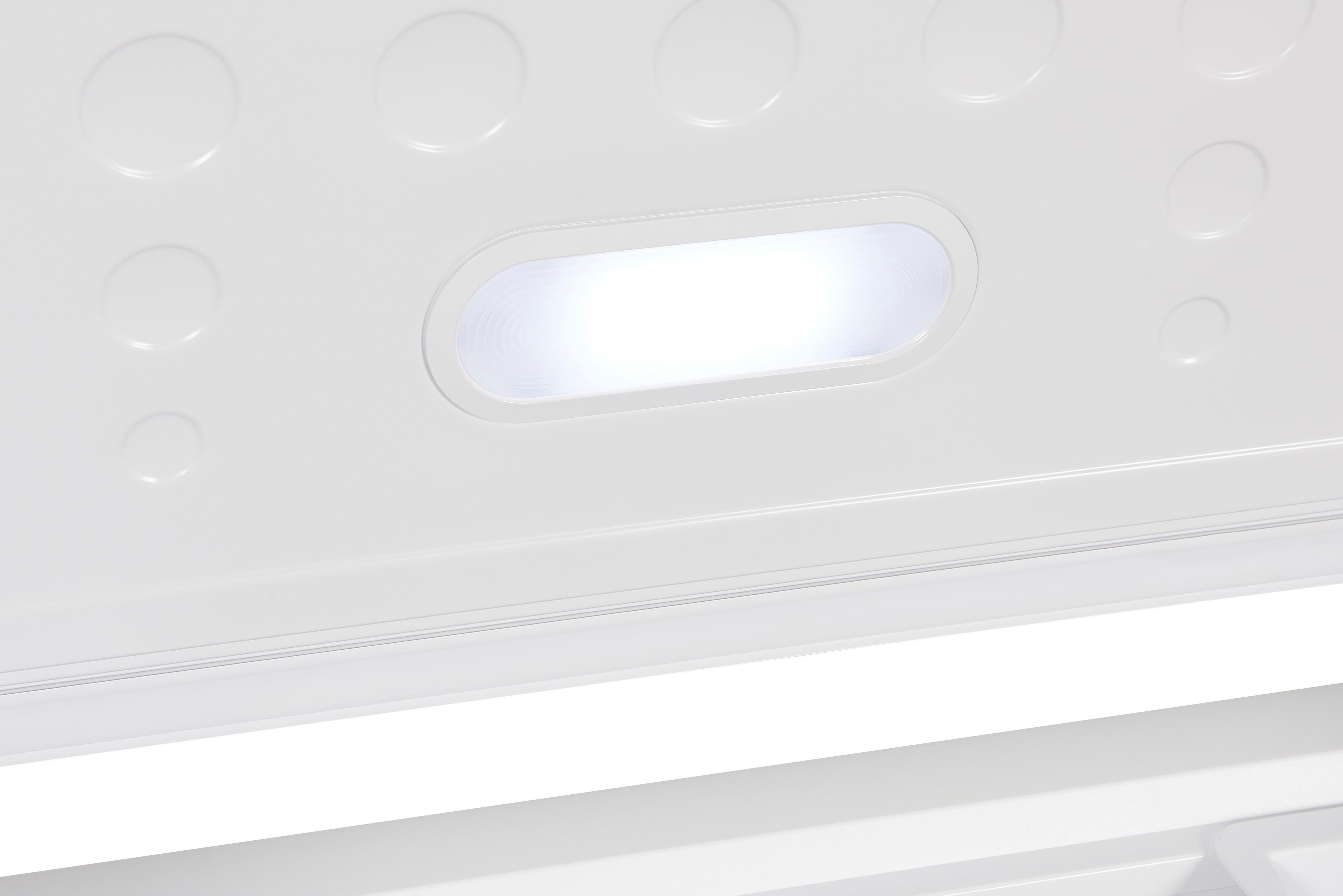 Weißer Kühlschrankinnenraum mit heller, ovaler Leuchte.