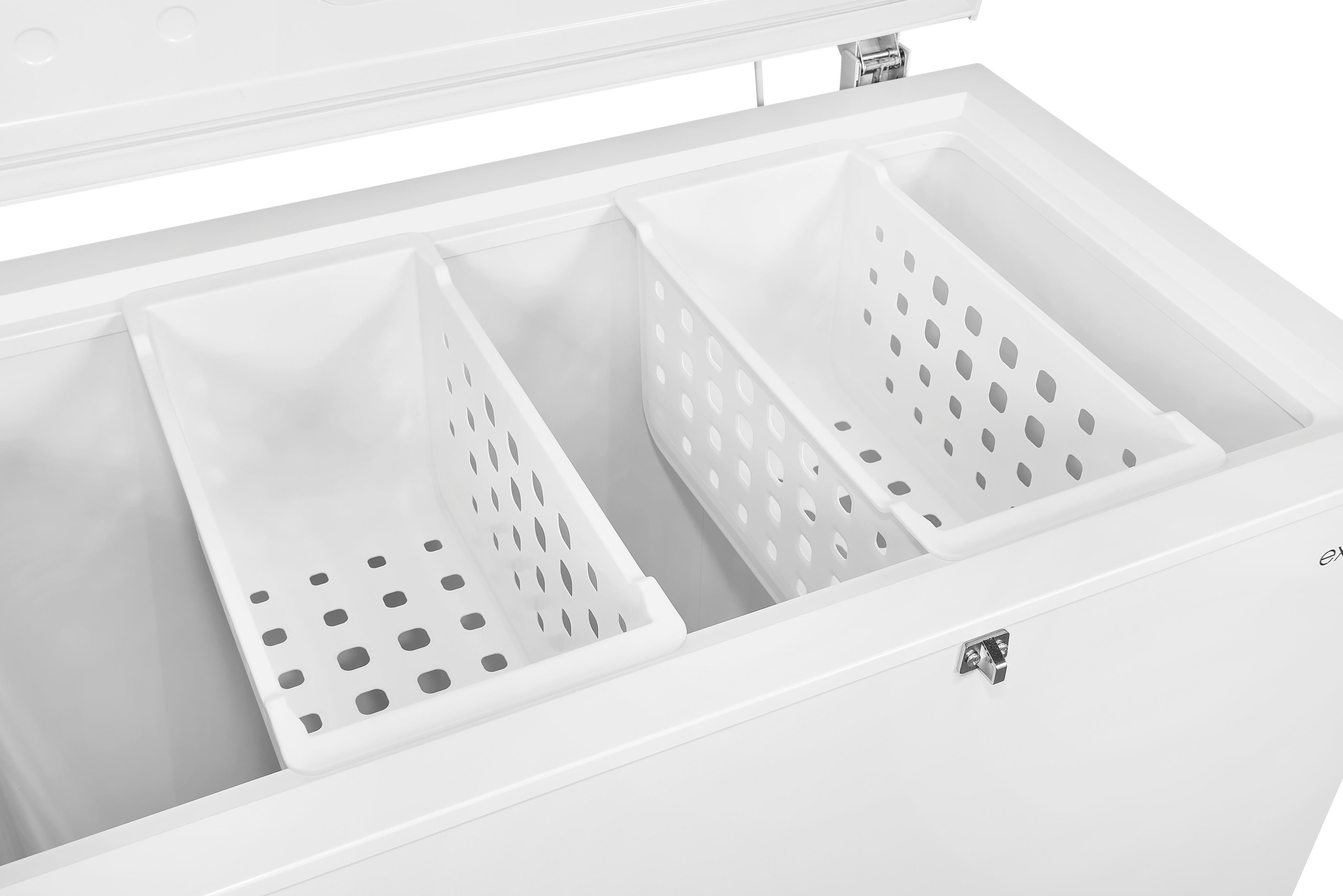 Eine weiße Truhengefriertruhe ist geöffnet und zeigt zwei weiße Körbe im Inneren. Die Körbe sind rechteckig und perforiert.