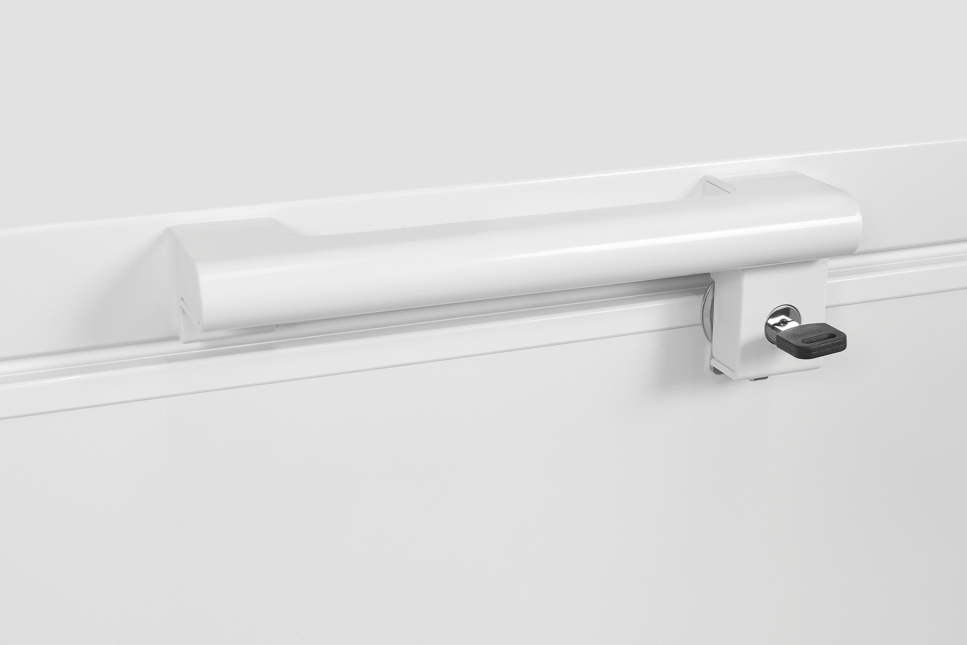 Nahaufnahme eines weißen Gefrierfachgriffs mit einem Schlüsselschloss.