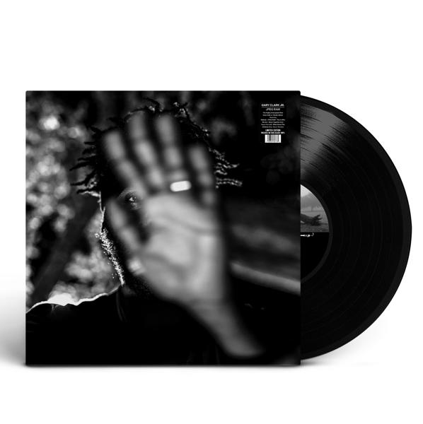 Schwarz-Weiß-Albumcover mit der Hand eines Mannes, der sein Gesicht bedeckt, eine Vinyl-Schallplatte rechts.