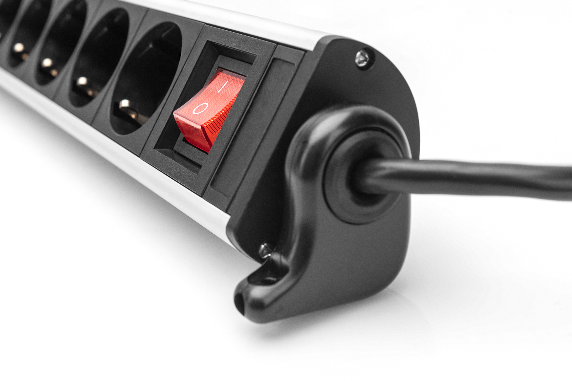Eine elektrische Steckdosenleiste mit rotem Netzschalter und mehreren Steckdosen.