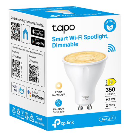 Biało-niebieskie pudełko Tapo z regulowanym reflektorem Wi-Fi. Widoczne tekst i kody QR.