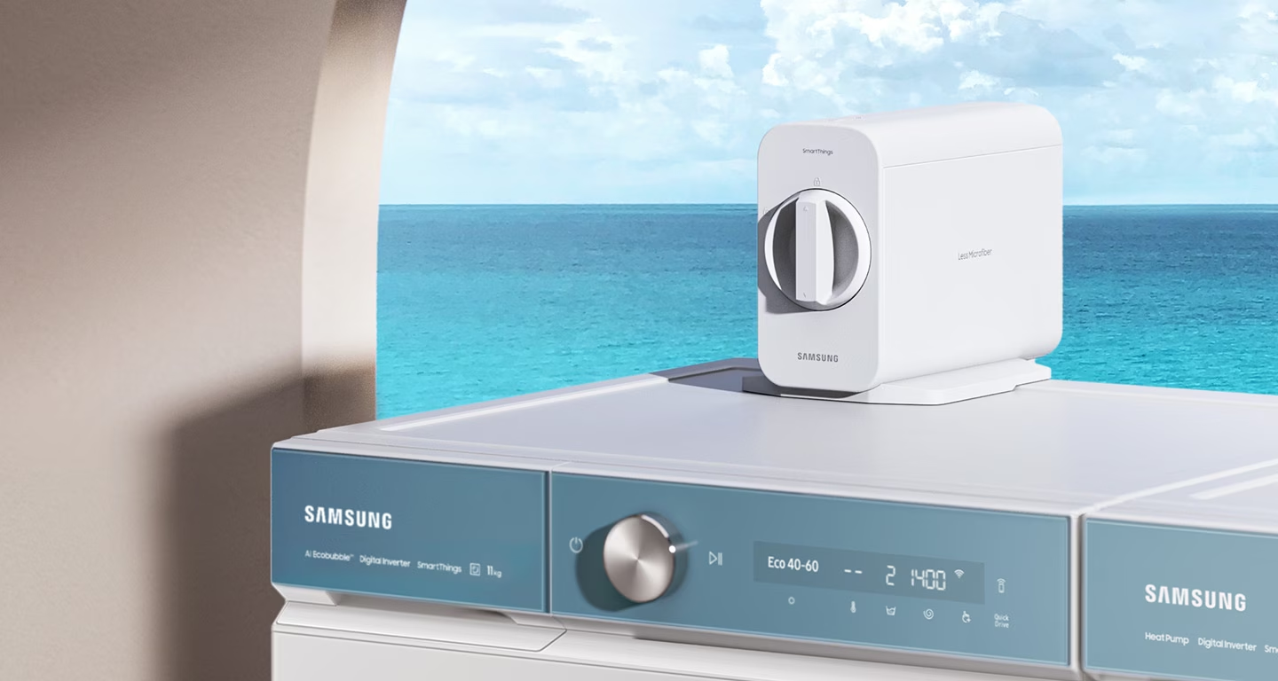 Weißes Samsung-Gerät auf weißem Gerät. Blauer Wasserhintergrund.