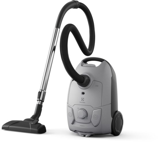 Egy szürke Electrolux porszívó, fekete tömlővel és krómcsővel, fekete háttér előtt.