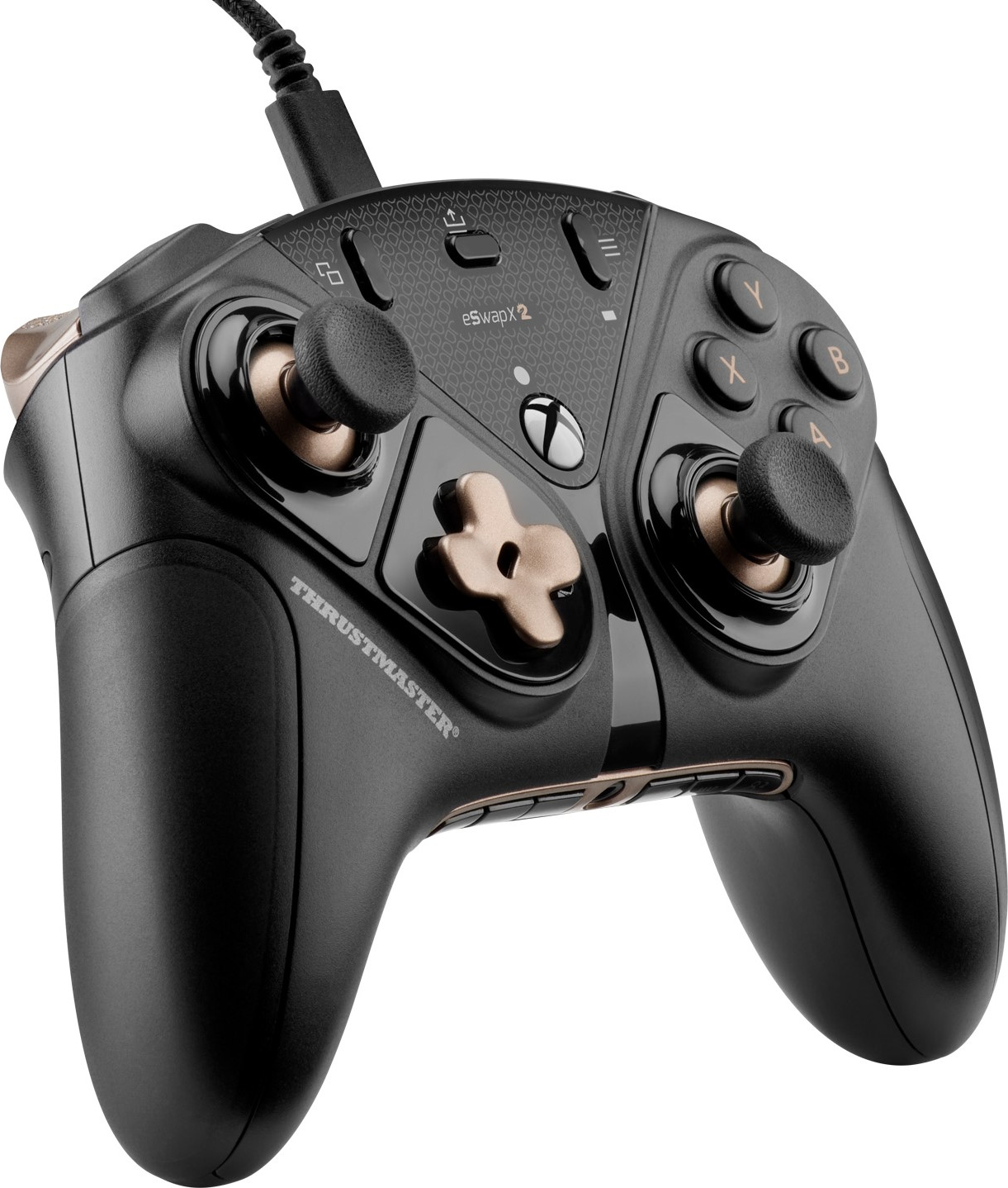 Schwarzer und goldener Gamecontroller mit Kabel, schräge Aufnahme. Weißer Hintergrund.