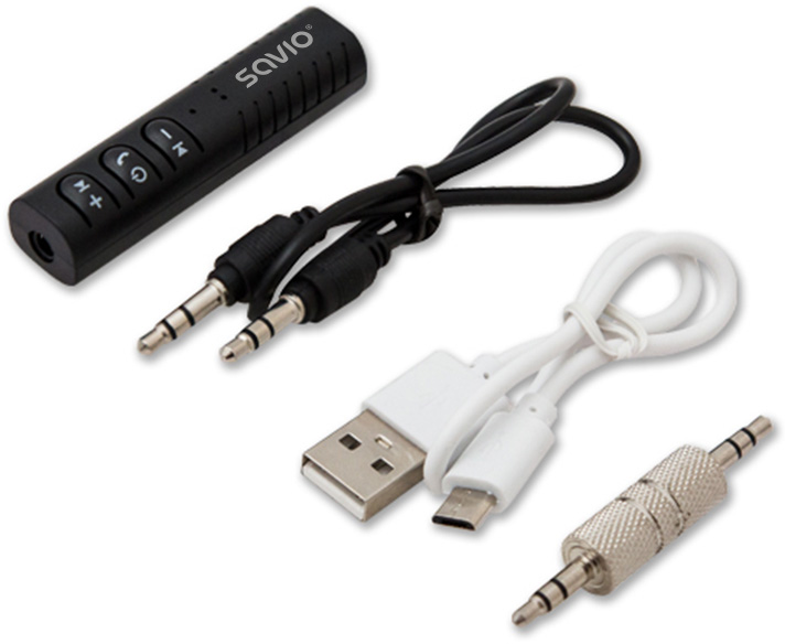 Egy fekete audio adapter gombokkal és három kábellel: USB, 3,5 mm-es és 3,5 mm-es RCA-hoz.