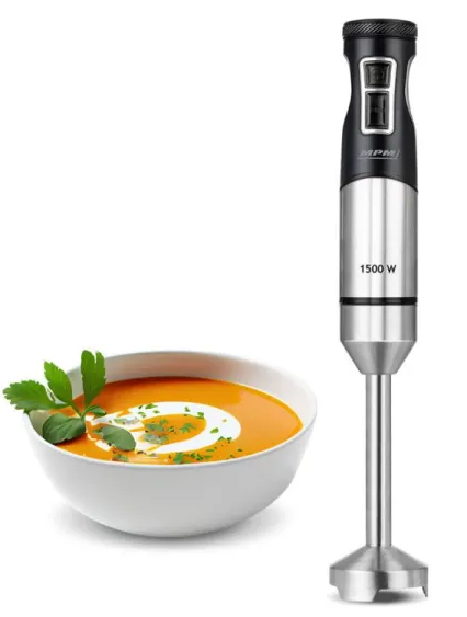 Blender ręczny obok miski z pomarańczową zupą ze śmietaną i pietruszką.