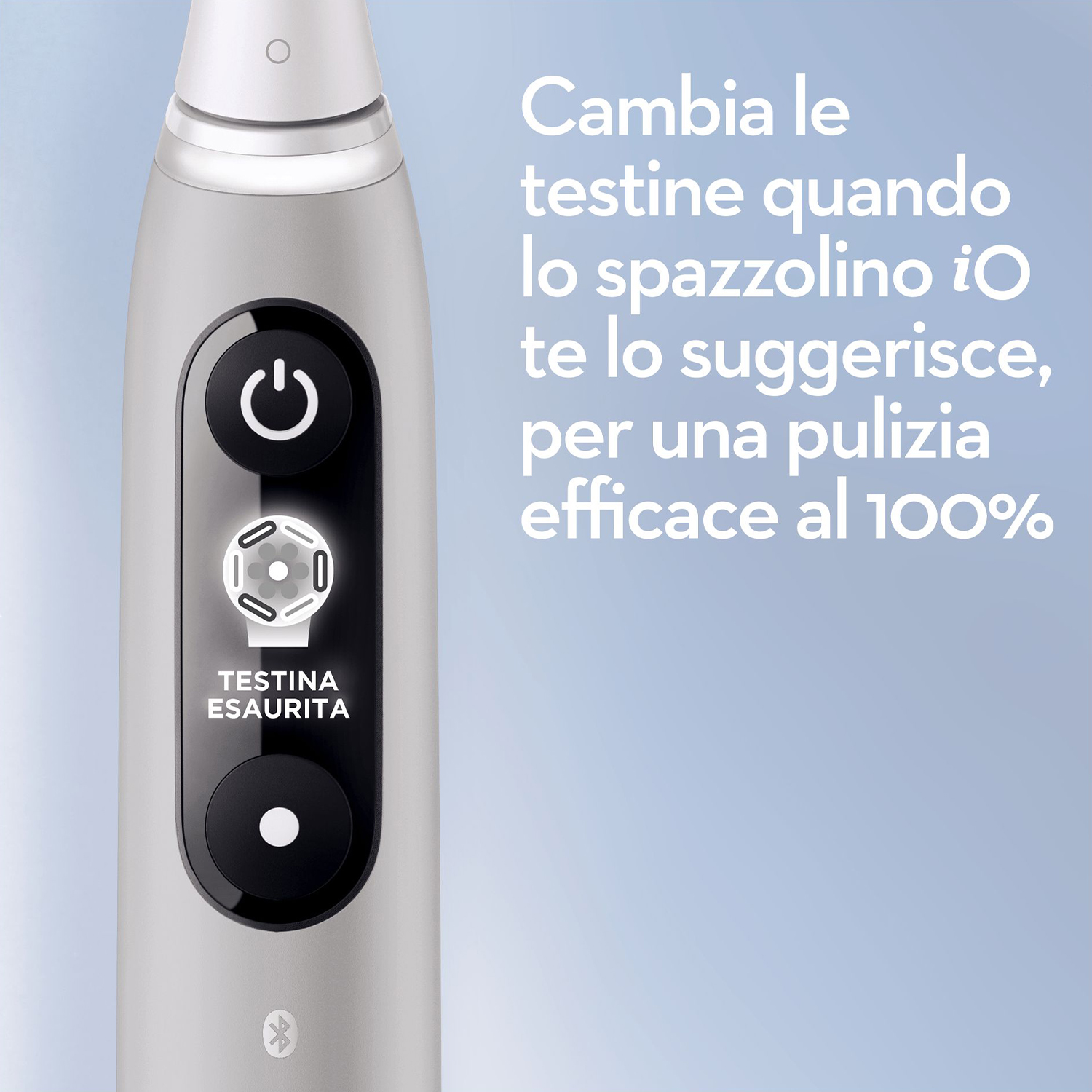 Primo piano di uno spazzolino elettrico con un display che mostra l'icona della testina di ricambio.