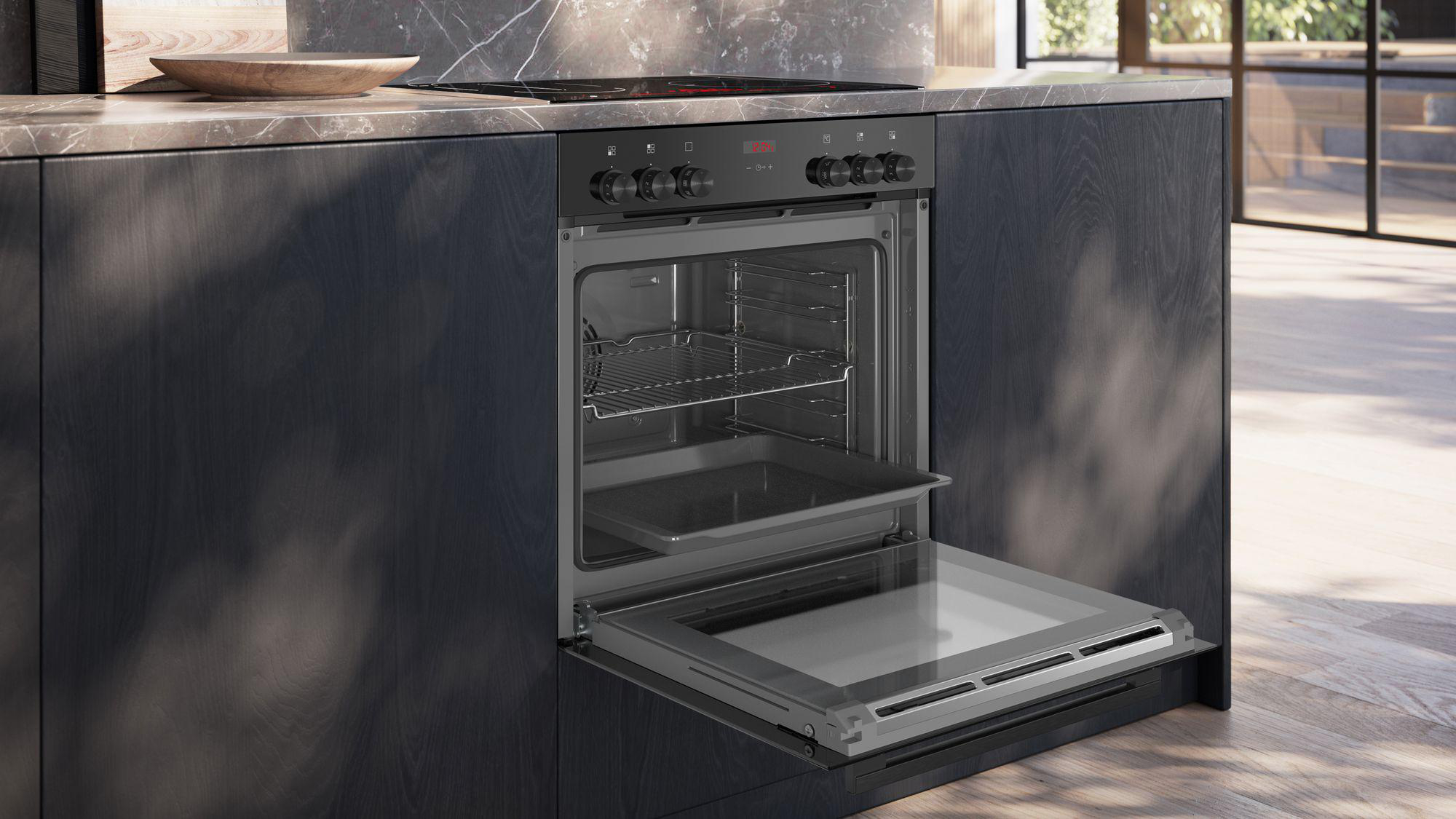 Offener Backofen in einem dunklen Küchenschrank mit Rosten und Glastür, mit Bedienfeld.