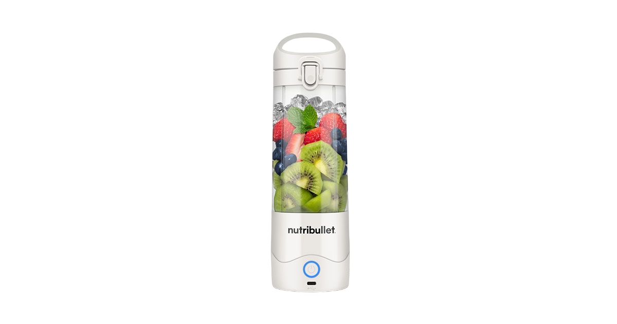 Weißer Nutribullet-Mixer gefüllt mit Früchten und Eis. Schwarzer Hintergrund.