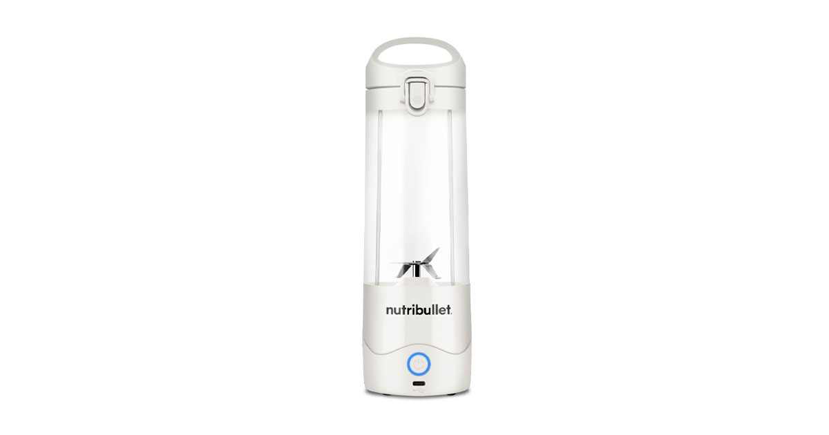 Weißer Nutribullet-Mixer. Er hat einen transparenten Behälter, einen Griff und einen blauen Ein-Aus-Knopf.