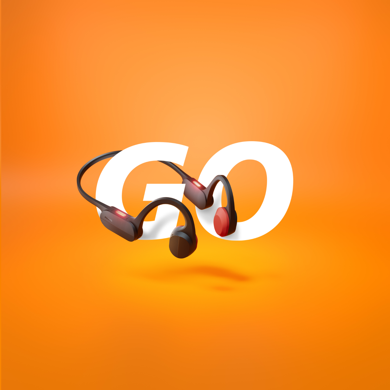 Zwarte en rode beengeleidingshoofdtelefoon met het woord 'GO' in witte letters op een oranje achtergrond.