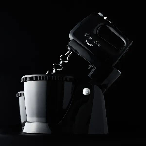 Czarny mikser ręczny z dwiema szarymi miskami na czarnym tle.