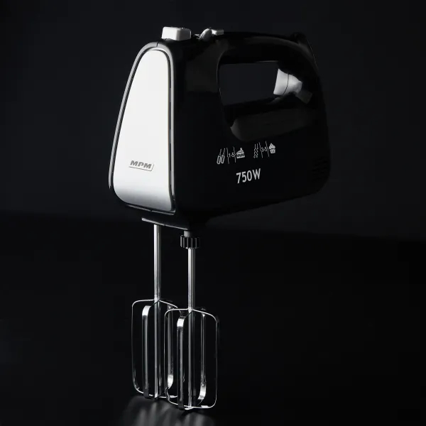 Czarny i srebrny mikser ręczny z dwoma trzepaczkami, 750W. Czarna powierzchnia. Widoczne logo MPM.
