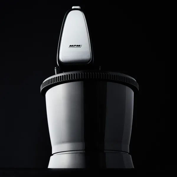 Widok z góry na czarny mikser kuchenny z logo MPM. Mikser stoi na czarnej powierzchni.