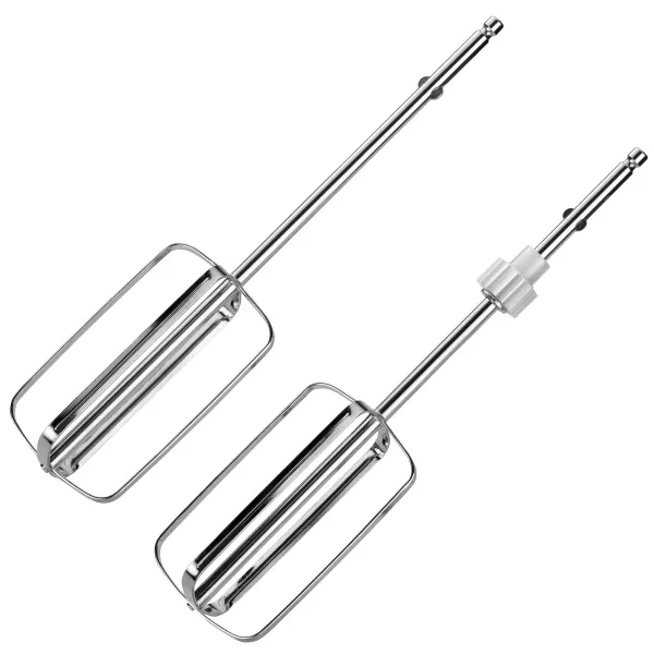 Dwa srebrne trzepaczki do miksera ręcznego na białej powierzchni.