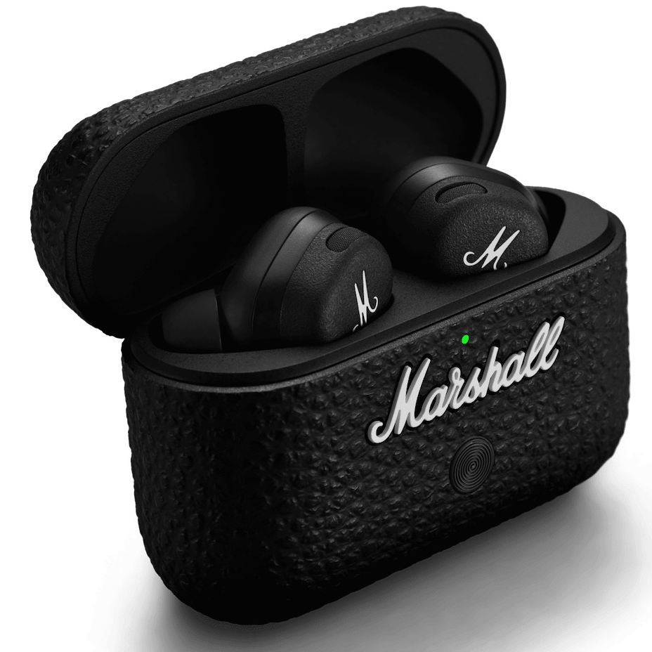 Czarne słuchawki Marshall w otwartym etui ładującym z logo Marshall.