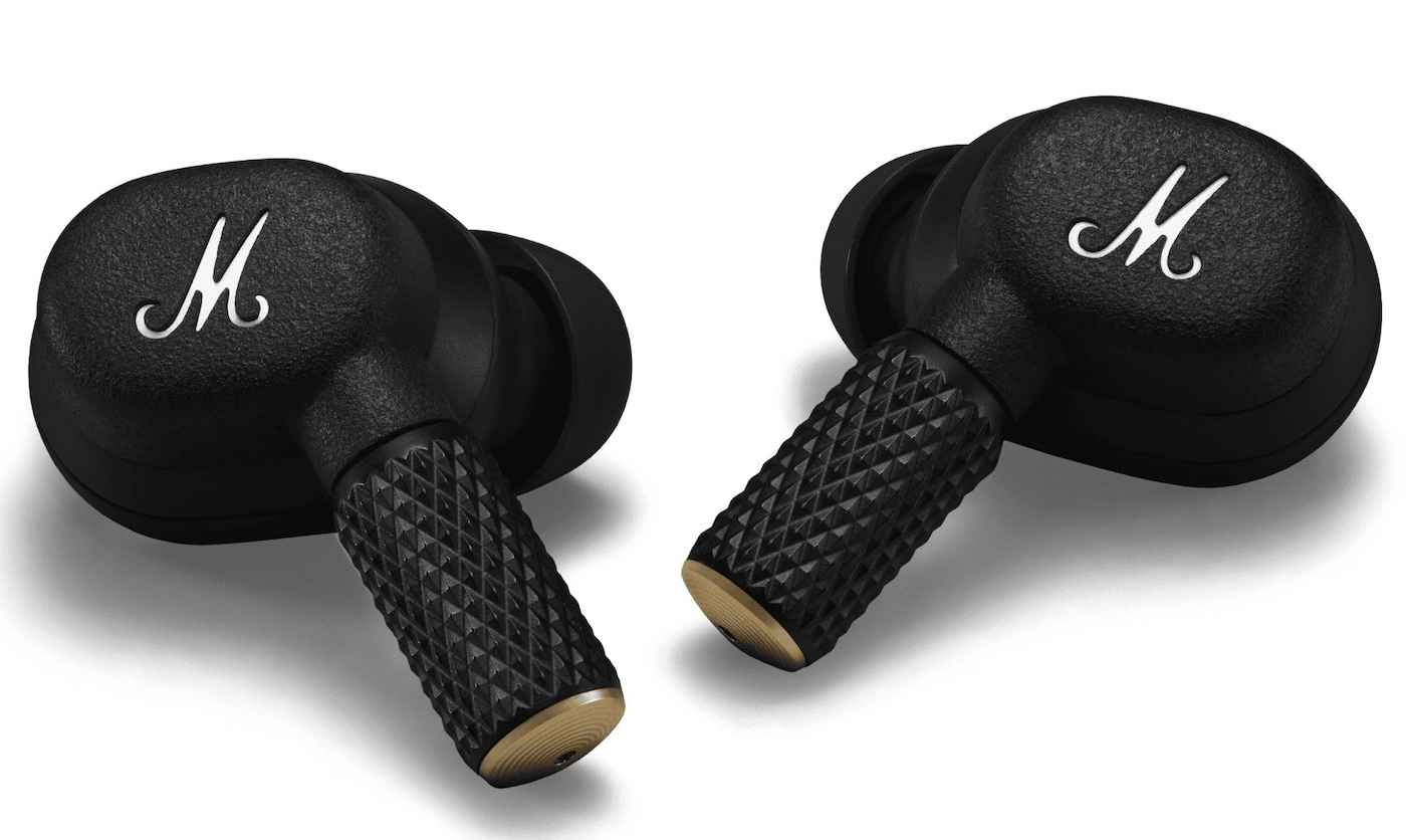 Czarne słuchawki Marshall. Białe logo 'M' na każdej słuchawce. Złoty, radełkowany trzpień.