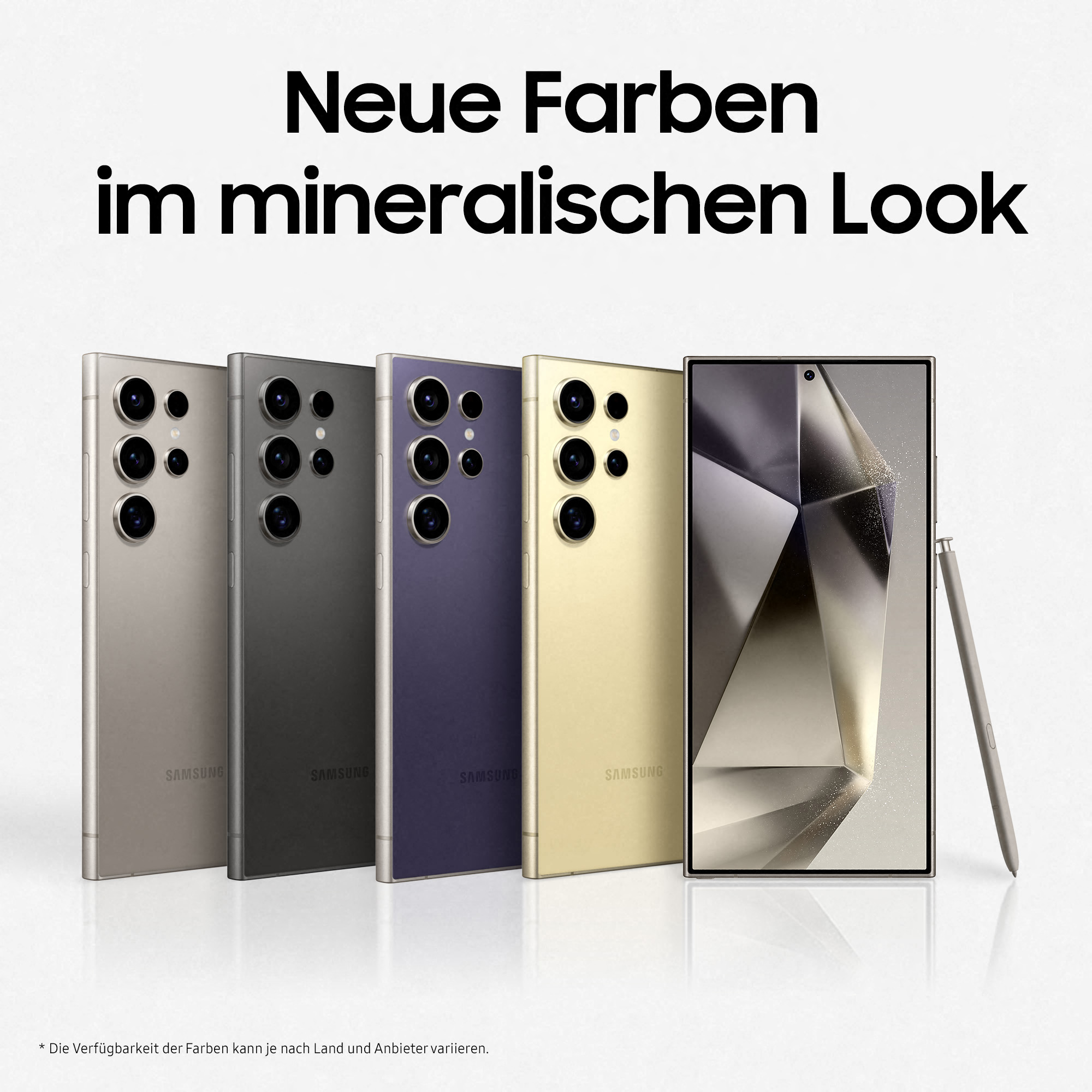 Vier Samsung-Telefone in verschiedenen Farben werden mit einem Stift gezeigt. Sie stehen in einer Reihe auf weißem Hintergrund.