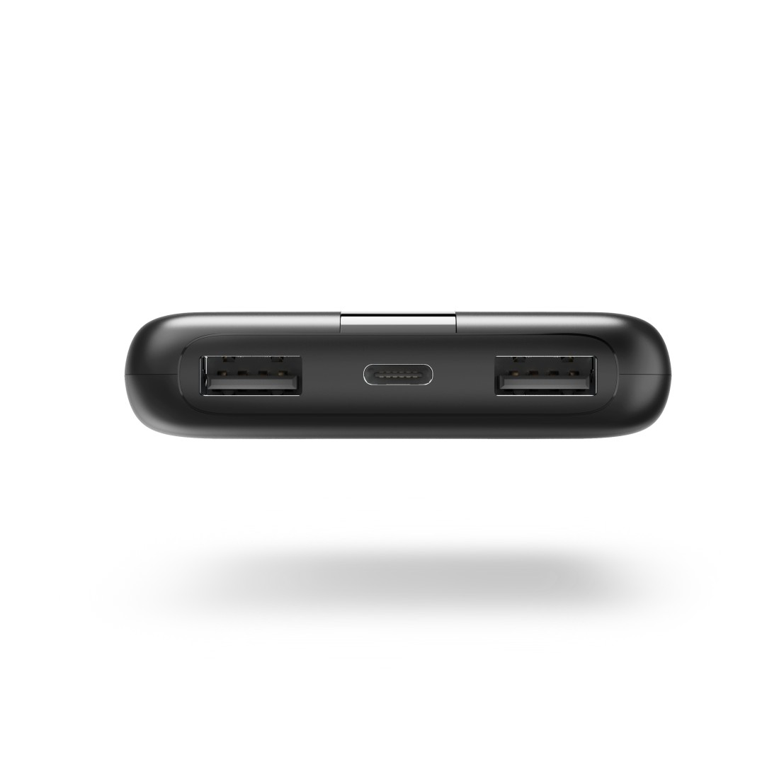 Eine Powerbank mit USB-Anschlüssen und einem USB-C-Anschluss. Sie ist schwarz und hat eine abgerundete Form.