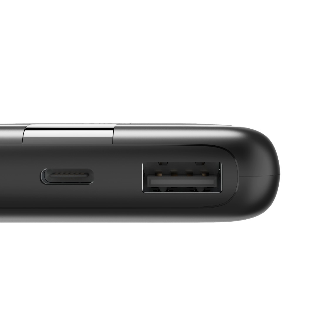 Schwarze Powerbank mit USB- und USB-C-Anschluss. Nahaufnahme vor weißem Hintergrund.