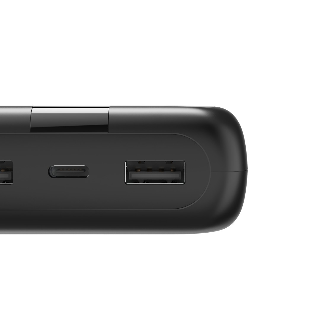 Schwarze Powerbank mit USB- und USB-C-Anschlüssen. Weißer Hintergrund, Nahaufnahme.