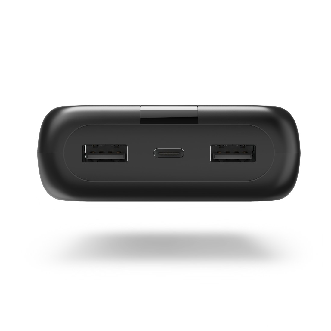 Eine schwarze Powerbank mit zwei USB-Anschlüssen und einem USB-C-Anschluss oben, weißer Hintergrund.