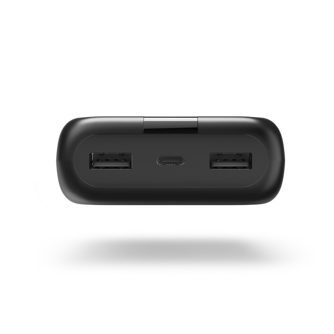 Schwarze Powerbank mit zwei USB-Anschlüssen und einem USB-C-Anschluss.