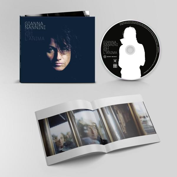 CD und Albumcover. Cover zeigt Frauengesicht. Geöffnetes Booklet zeigt Bilder. Alles auf weißer Fläche.