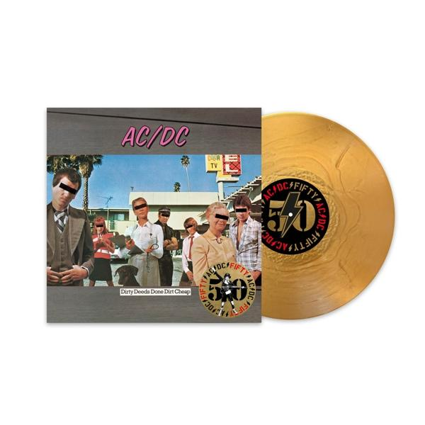 Vinyl-Schallplattenhülle für AC/DC. Die Schallplatte ist golden. Leute tragen Sonnenbrillen, Straßenschild.