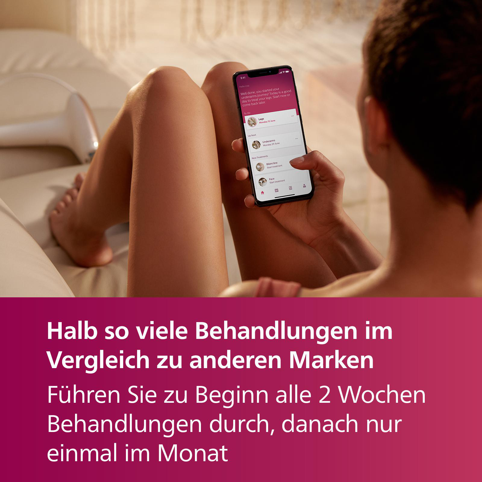 Frau mit Telefon und Beinen auf Couch, Text über Laser-Haarentfernungsbehandlung.