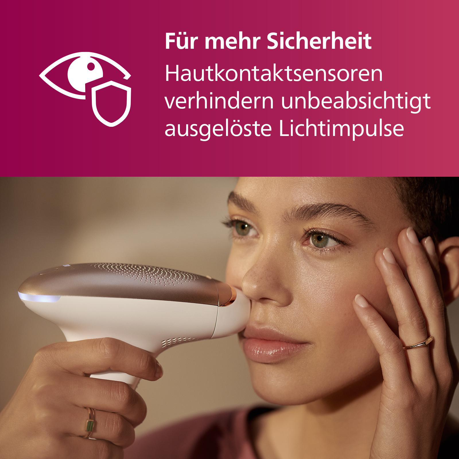 Eine Frau verwendet ein weiß-goldenes Haarentfernungsgerät im Gesicht. Text über Sicherheitsmerkmale ist vorhanden.